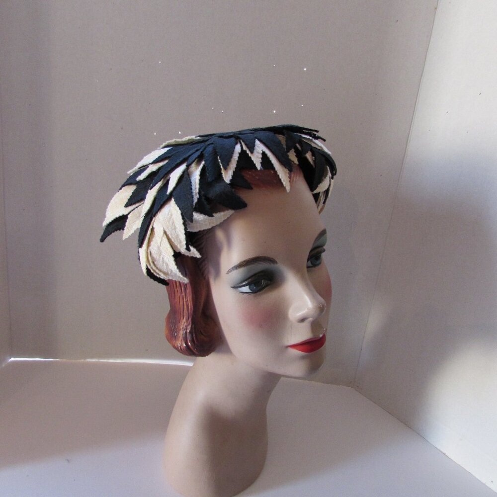 Mid Century Vintage Half Hat Overlapping Navy & Cream Leaves - Picture 2 of 12